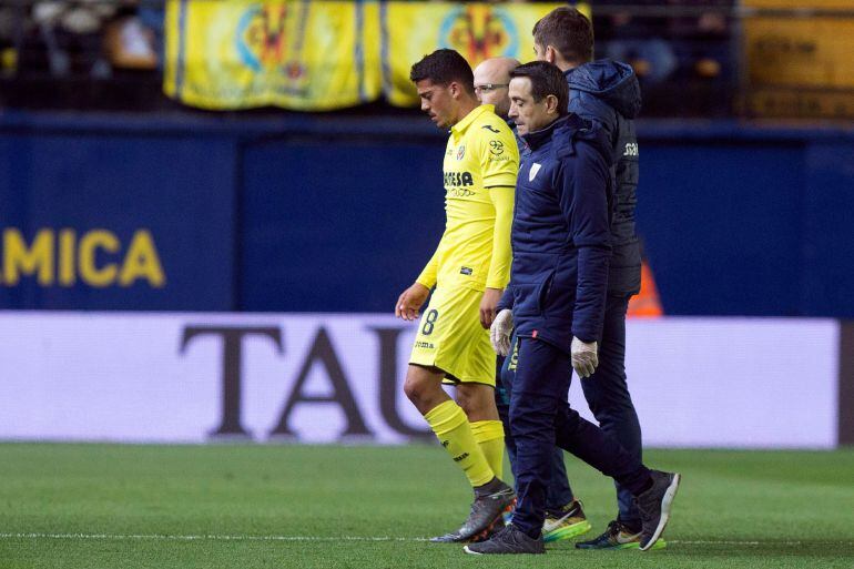 Pablo Fornals se retira a los vestuarios tras desmayarse en el campo durante el partido contra el Athletic