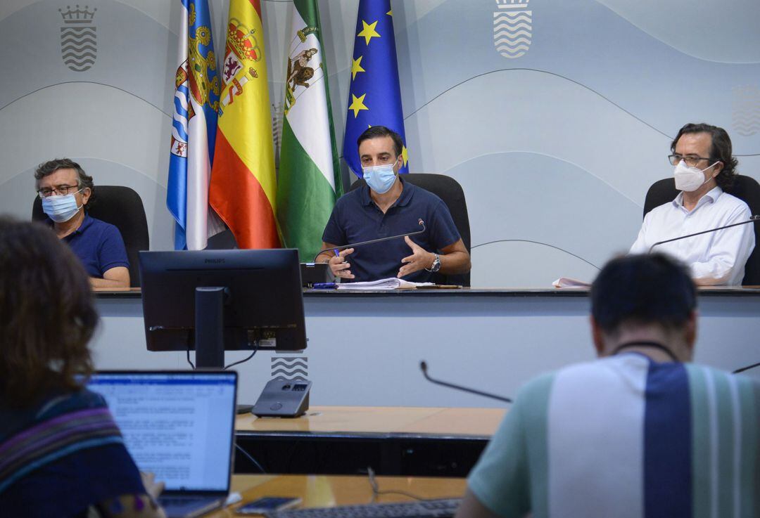 El delegado y técnicos de Urbanismo