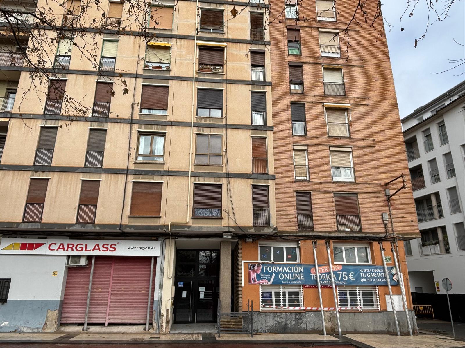 Fachada del número 4 de la plaza Santa Clara, con los apuntalamientos que se instalaron