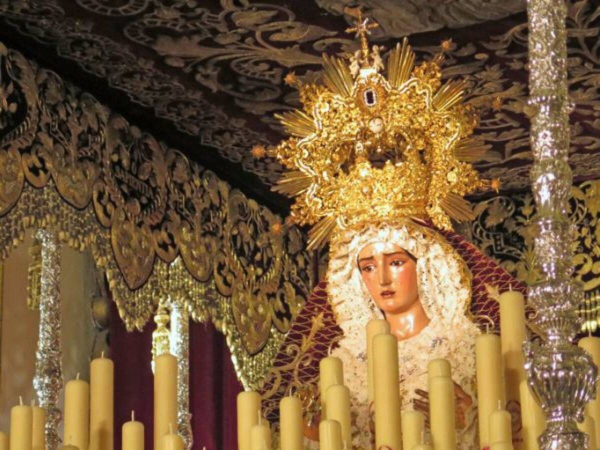 La O culmina su 450 aniversario con la salida de la Virgen por las calles de Triana