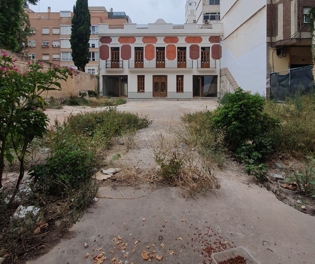 El PP critica la tala de este conjunto arbóreo protegido durante la reforma del chalé de Aben al Abbar de València