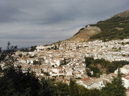 El municipio a los pies de la montaña se distribuye en atractivas calles y callejuelas