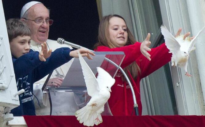 El papa Francisco en el Vaticano, durante el rezo del ángelus con dos niños italianos.