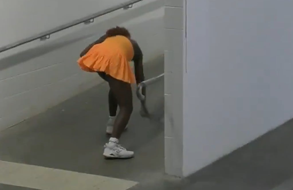 Coco Gauff rompe su raqueta contra el suelo tras perder en el Open de Australia