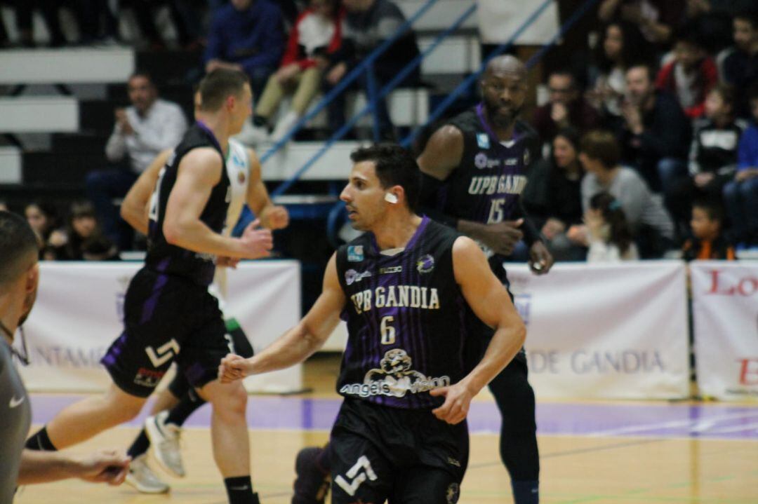 Ximo Ródenas junto a Shay Miller durante el partido frente al TAU