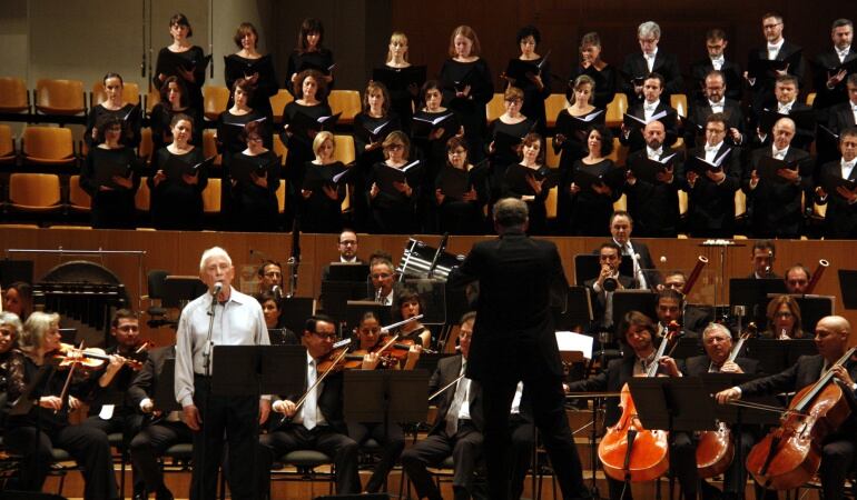 Raimon interpreta una de les canciones con la Orquestra de València en el recital que ha ofrecido en el Palau de la Música de València