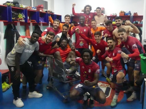 Los jugadores celebran en el vestuario la última victoria ante el Rayo Cantabria