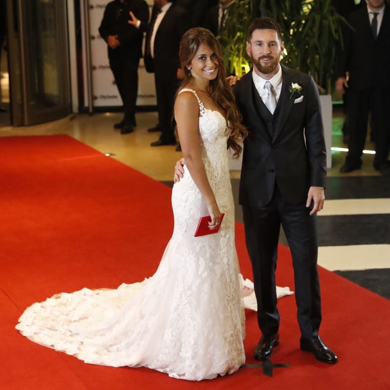 Messi y Antonella Rocuzzo posan ante la prensa después del enlace