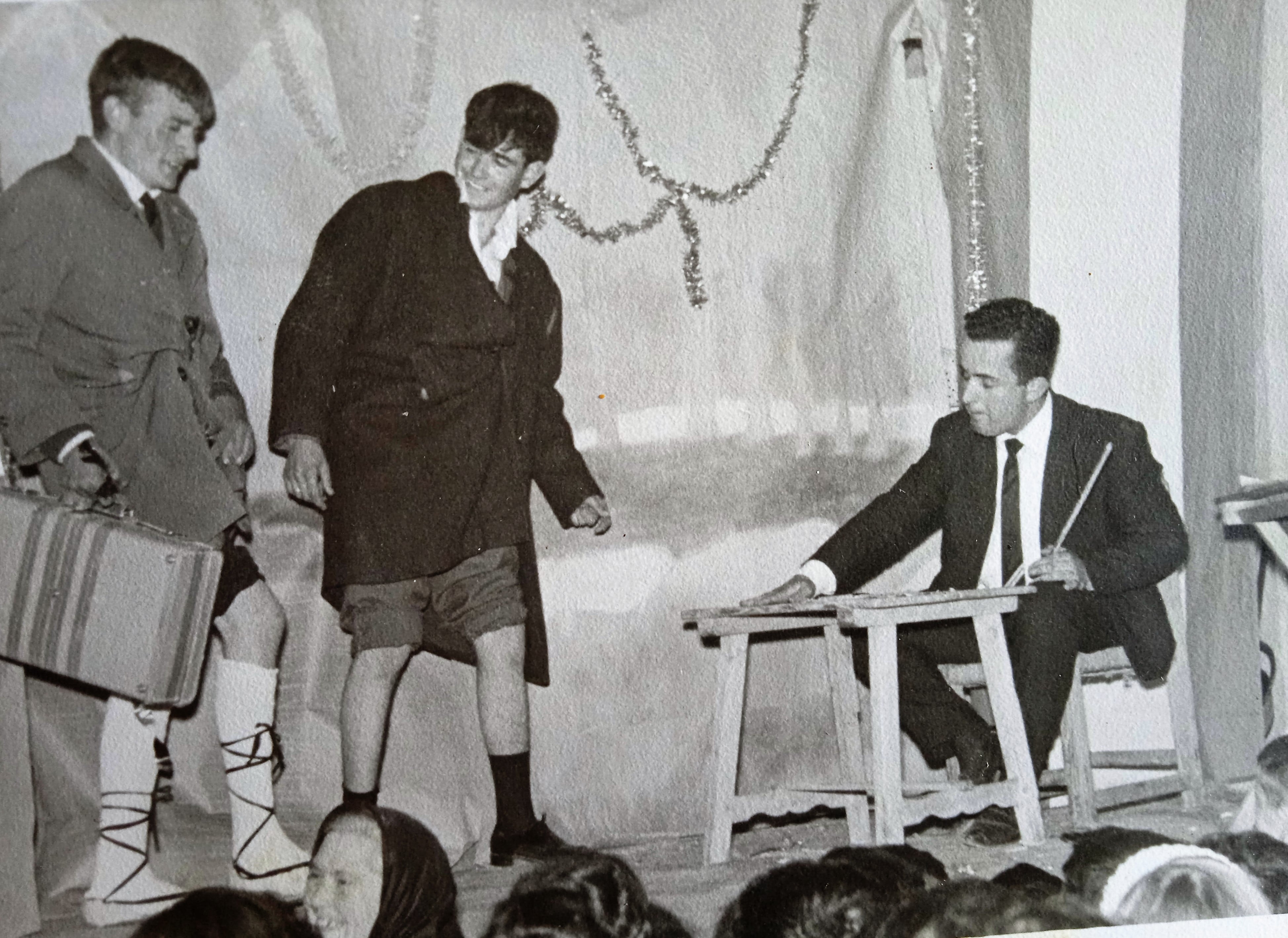 Año 1962. Alfonso con quince años representando al tío Hilario en el sainete: Los años del tío Tinajas en el antiguo casino de Tallante.