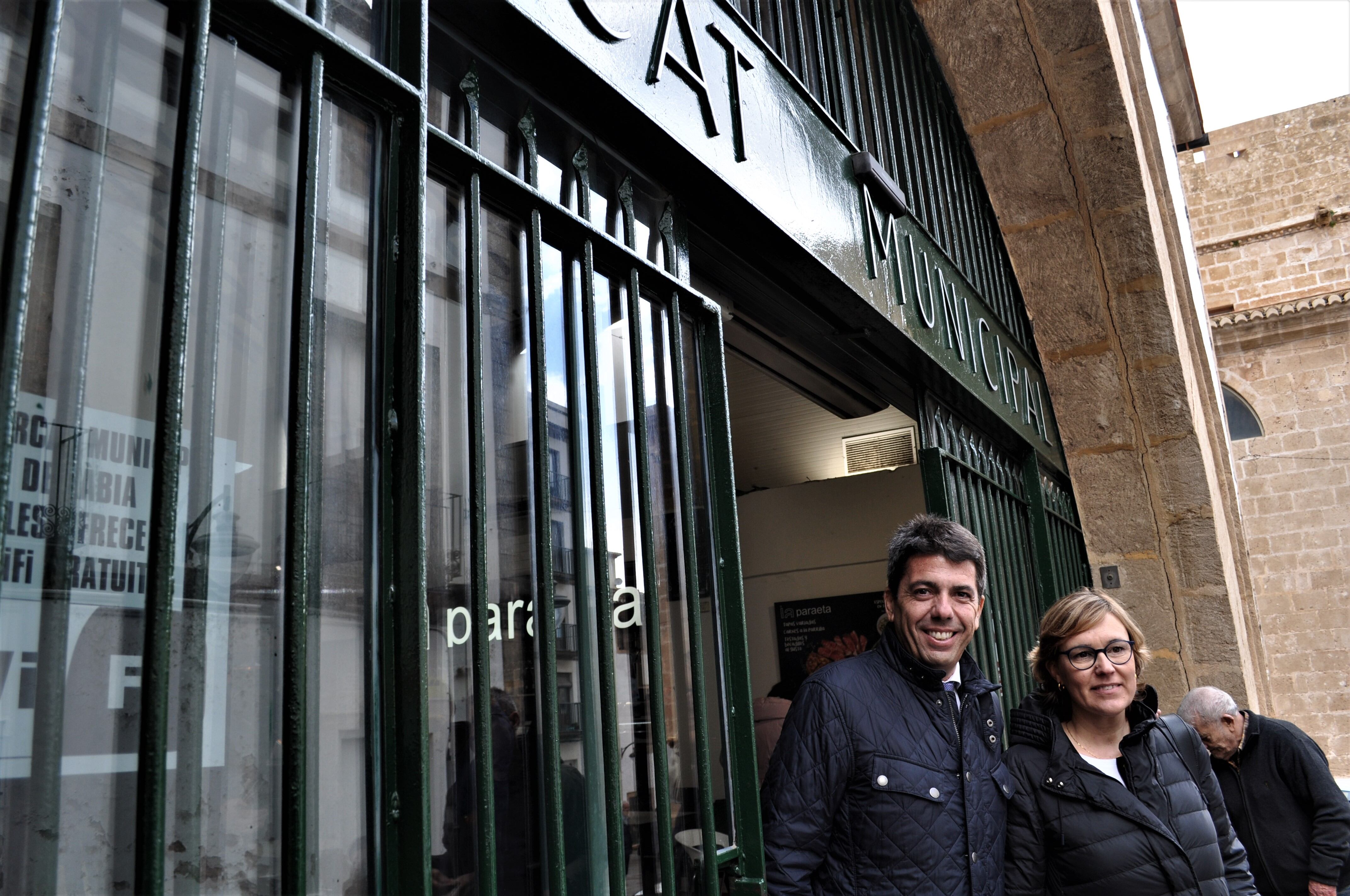 El presidente del PPCV, Carlos Mazón con la candidata del PP a la alcaldía de Xàbia, Rosa Cardona, a las puertas del Mercat Municipal.