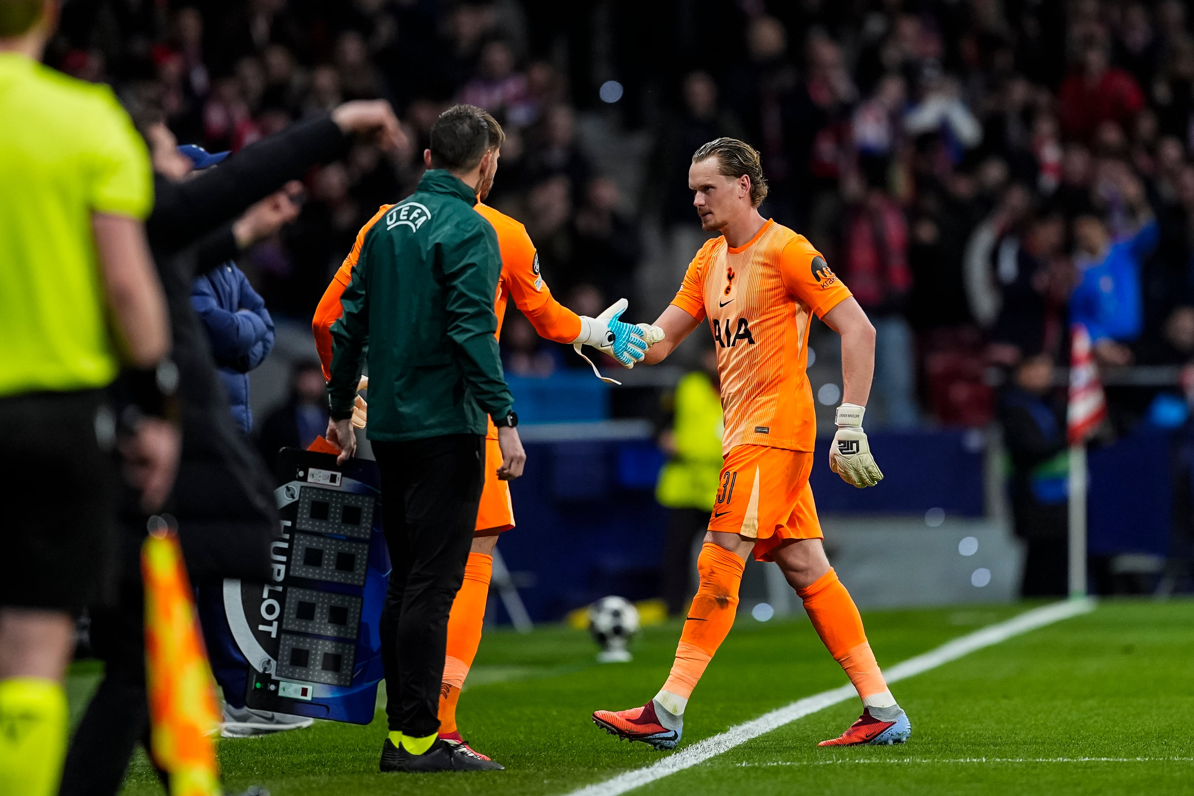 Antonin Kinsky, sustituido durante el Atlético-Tottenham de Champions