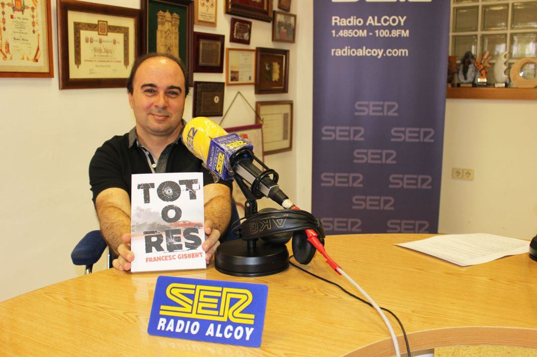 Francesc Gisbert sostiene un ejemplar del libro 'Tot o res'