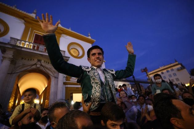 Guillermo Hermoso de Mendoza en su salida a hombros por la Puerta del Príncipe