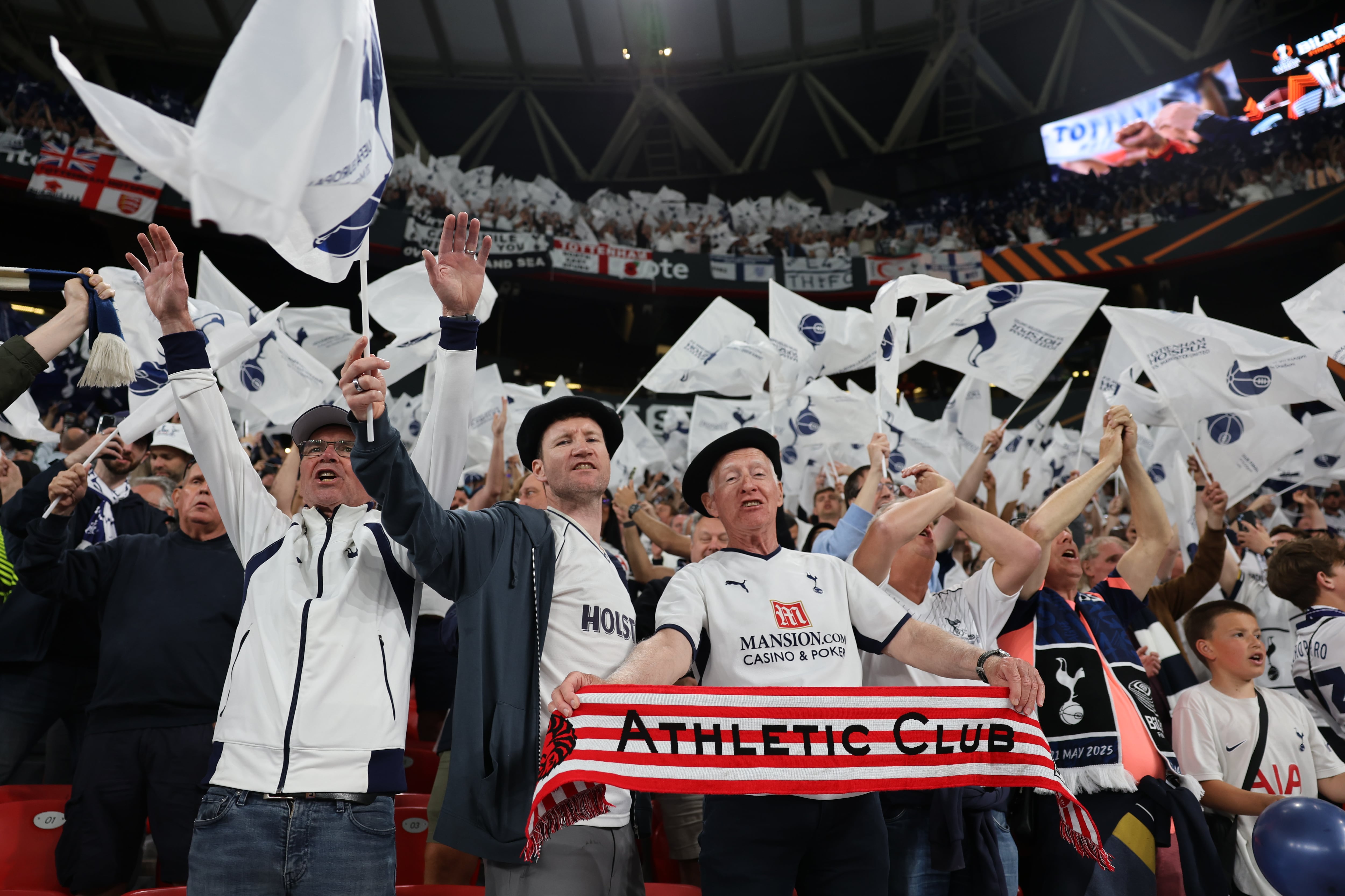 Aficionados del Tottenham, con una bufanda del Athletic de Bilbao durante la final de la Liga Europa