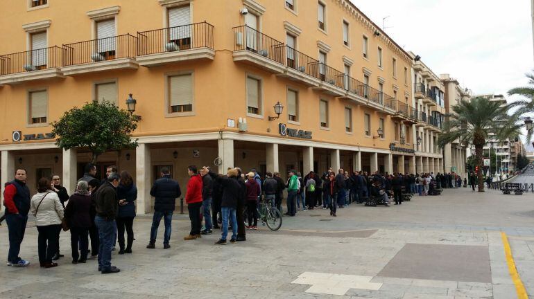 Colas de enero de 2016 para comprar las sillas