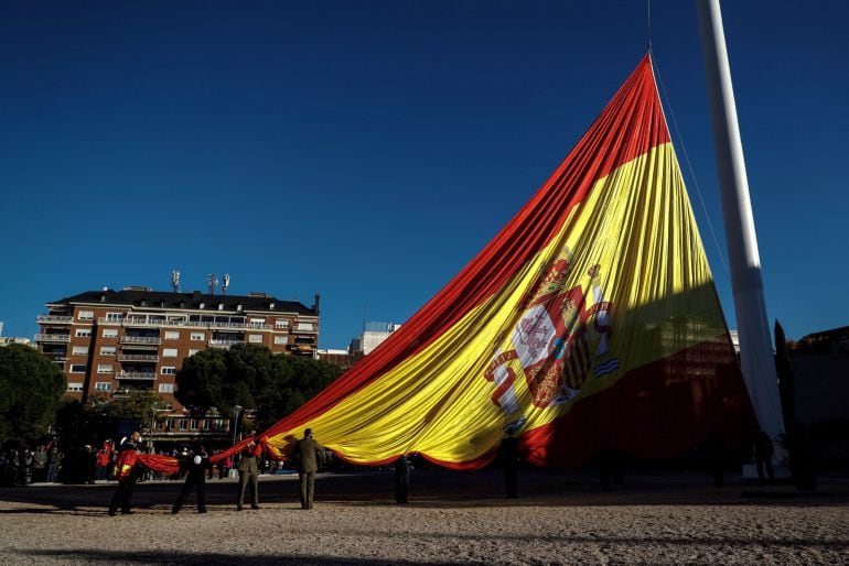 Los presidentes del Congreso, Ana Pastor, y del Senado, Pío García Escudero, presiden el solemne izado de la bandera nacional en la Plaza de Colón de Madrid con motivo del Día de la Constitución