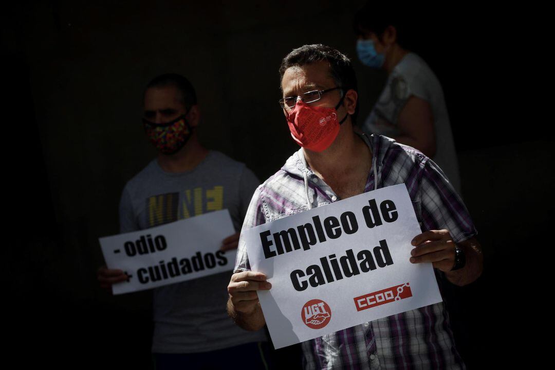 Los sindicatos UGT y CCOO, junto a diversos colectivos sociales y culturales de Navarra, han formado este sábado una cadena humana en Pamplona