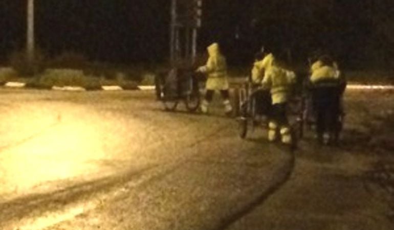 Los trabajadores debían cruzar la rotonda en una vía en la que la velocidad suele ser elevada