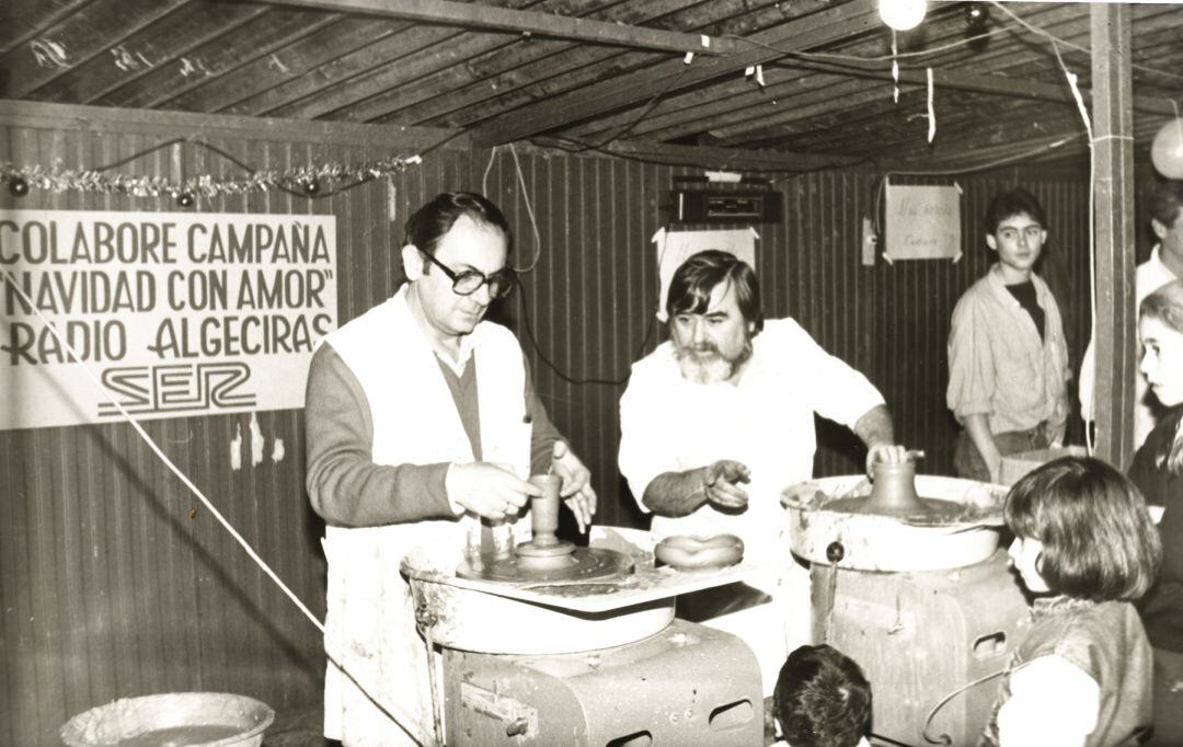 Manolo Martín fotoperiodista algecireño, hace pinitos como ceramista ante la atenta mirada de José Luis Villar durante una madrugada de navidad con Amor.