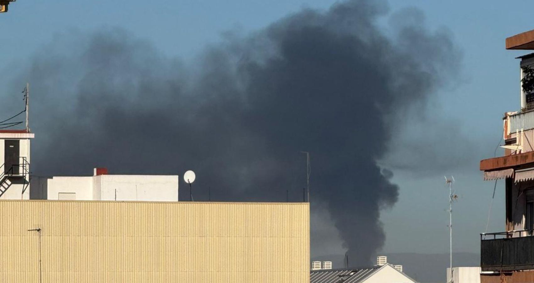 Un incendio industrial en Quart de Poblet deja una enorme columna de humo visible desde muchos puntos de València