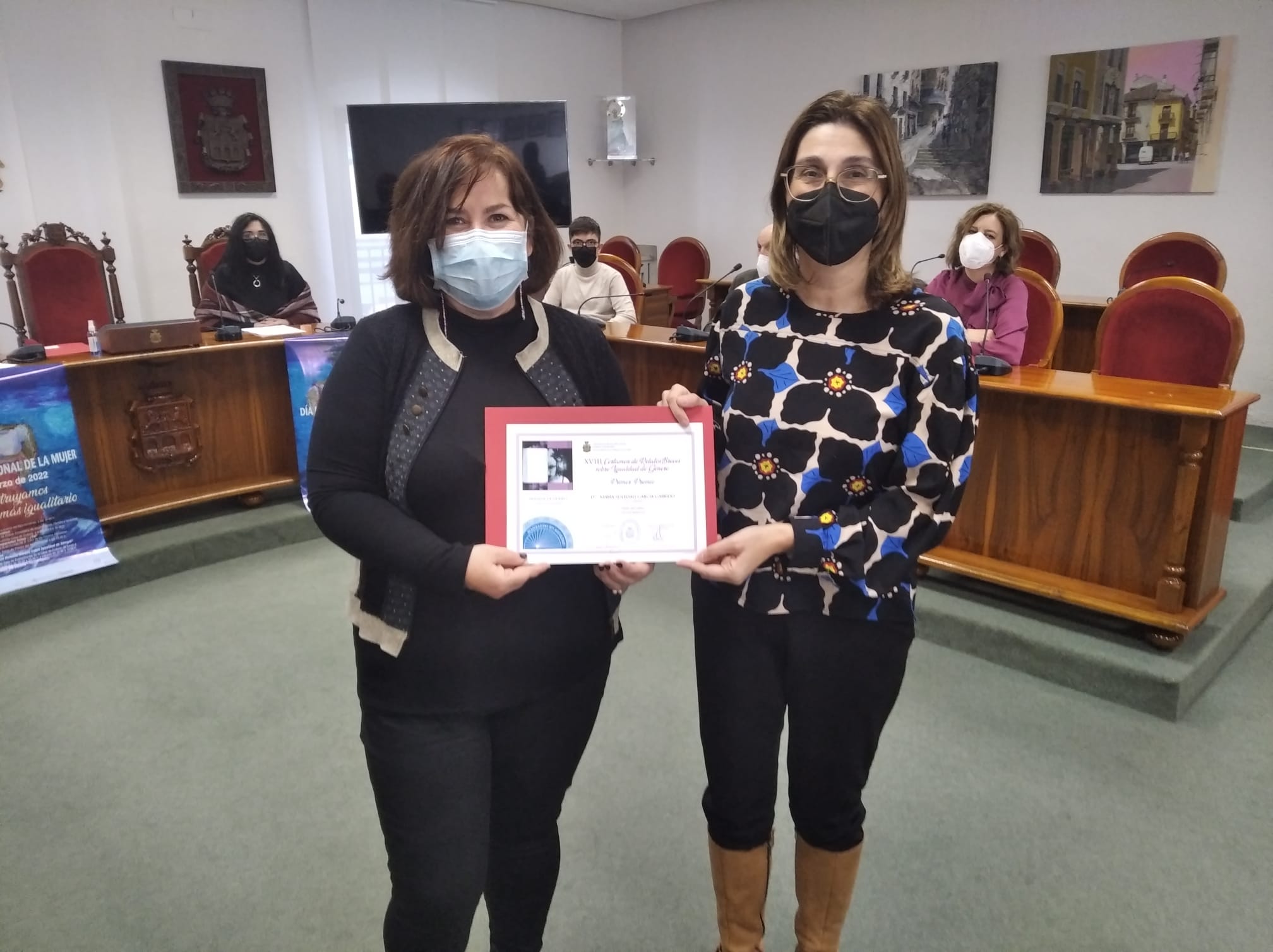 La ganadora recibe el diploma de manos de la alcaldesa, Raquel González