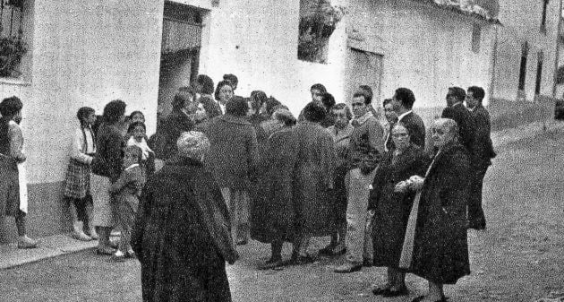 Personas en la puerta de la &quot;casa de la Virgen&quot;.