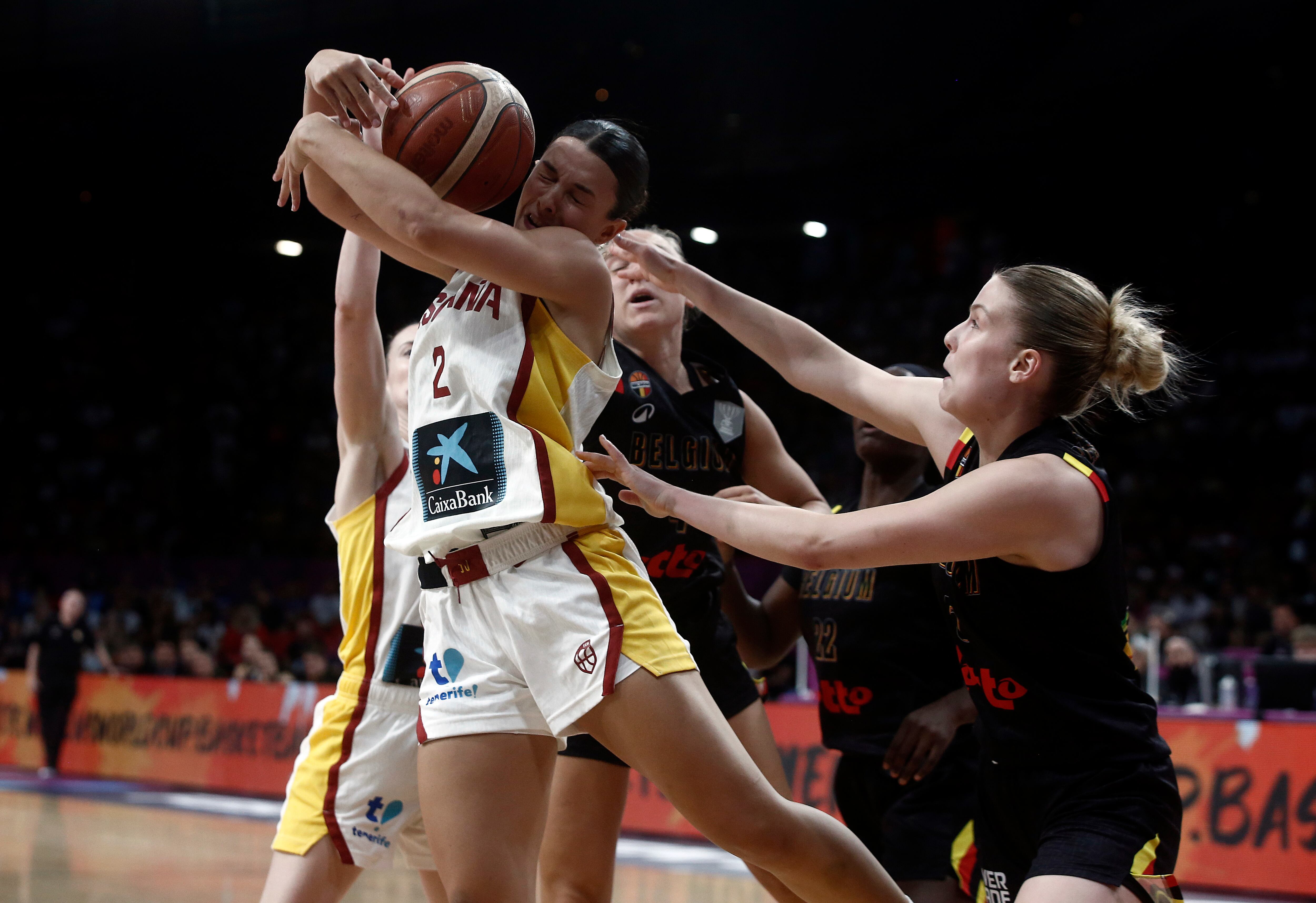 PIRAEUS (Greece), 29/06/2025.- Spain's Elena Buenavida (2-L) in action against Belgium's Elise Ramette (3-R) during the FIBA Women's EuroBasket 2025 final match between Spain and Belgium, in Piraeus, Greece, 29 June 2025. (Baloncesto, Bélgica, Grecia, España, Pireo) EFE/EPA/YANNIS KOLESIDIS