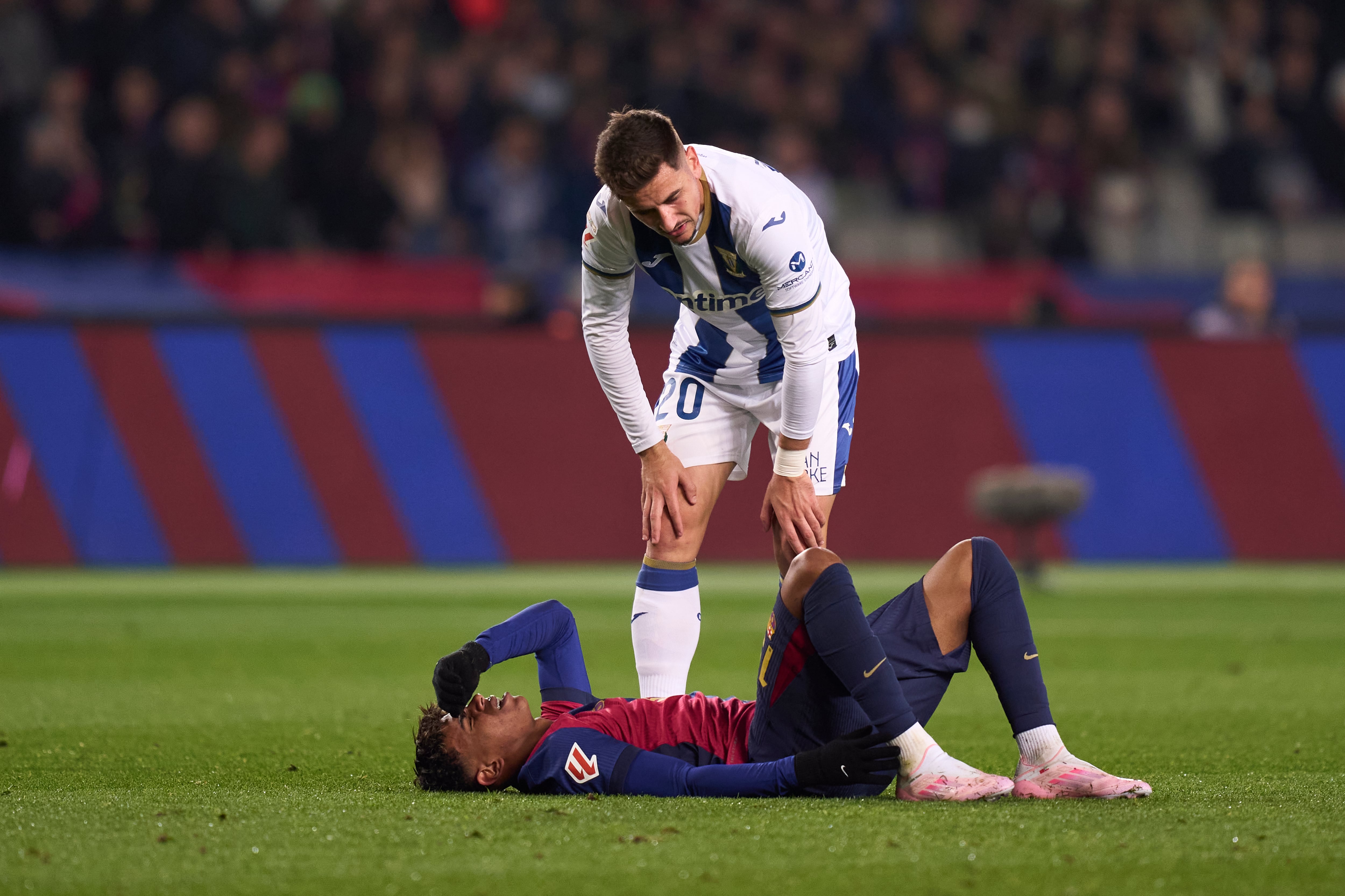 Lamine Yamal, tendido en el suelo tras su lesión en el partido ante el Leganés