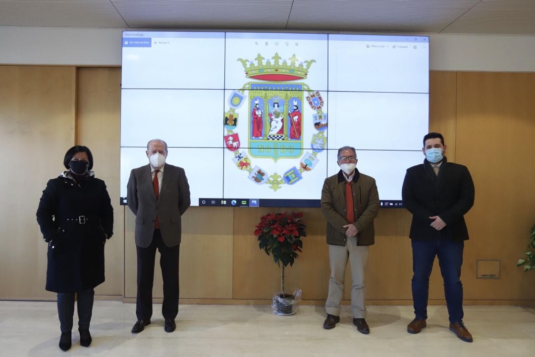 Villalobos con la alcaldesa de Marchena, el diputado provincial de Cultura y José Alcaide Villalobos en la recepción de hoy en la Diputación