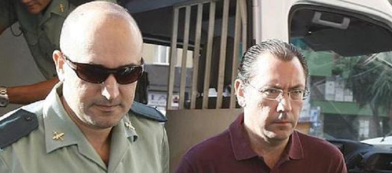 Jenaro Jiménez es conducido a los juzgados en compañía de un agente de la Guardia Civil