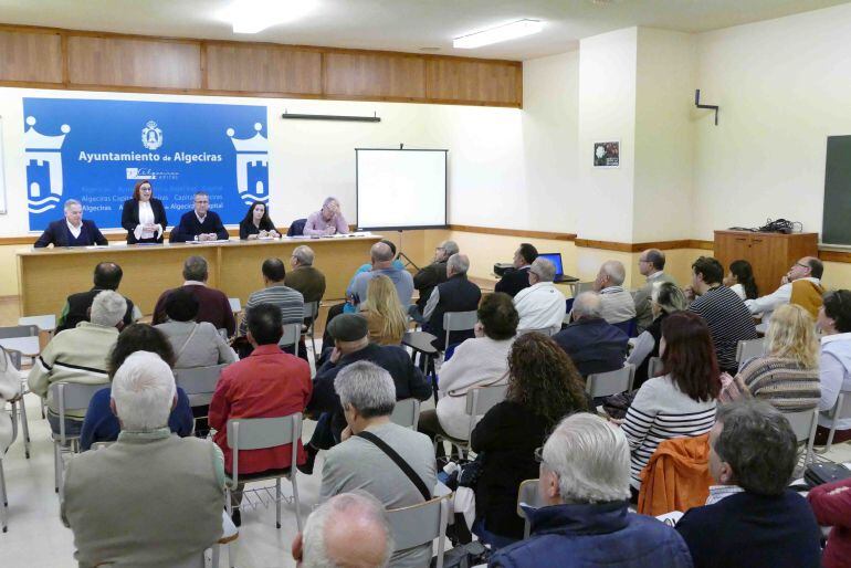 Miembros del gobierno municipal explican el proyecto a los vecinos