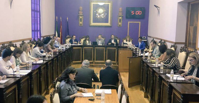 Concejales del Ayuntamiento de Jaén segundos antes de comenzar el pleno municipal extraordinario de este lunes 28 de mayo de 2018.