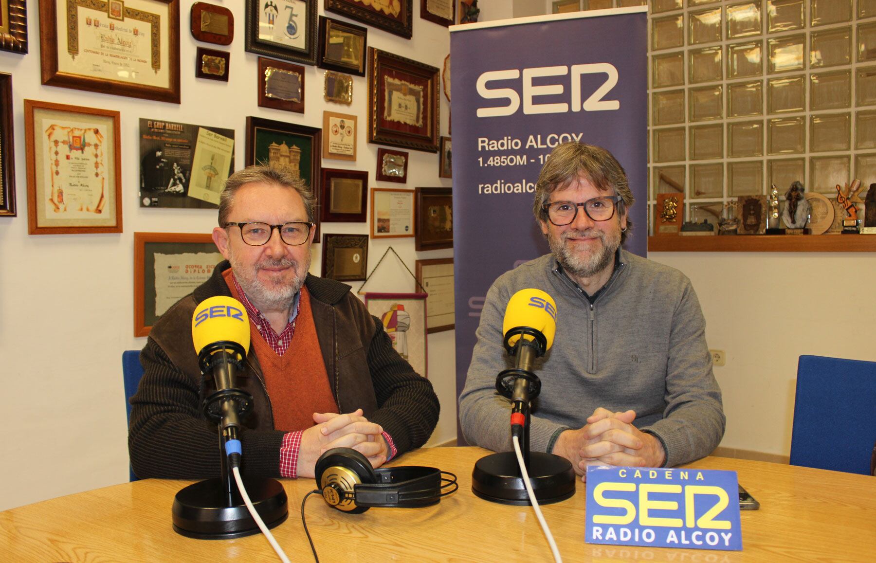 Eduard Terol Botella i Àngel Lluís Ferrando, en l&#039;estudi central de Radio Alcoy