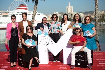 El equipo de la pelicula "Mi querida cofradía", Pepa Aniorte (i), Alejandro Albarracín (2i), Gloria Muñoz (3i), Joaquín Núñez (4i), Rocío Molina (4d), Carmen Flores (3d), Manuel Morón (2d), Rosario Pardo (d), y la directora Marta Díaz (c), posan momentos antes de la presentación de su película durante el XXI Festival de Cine en Español de Málaga