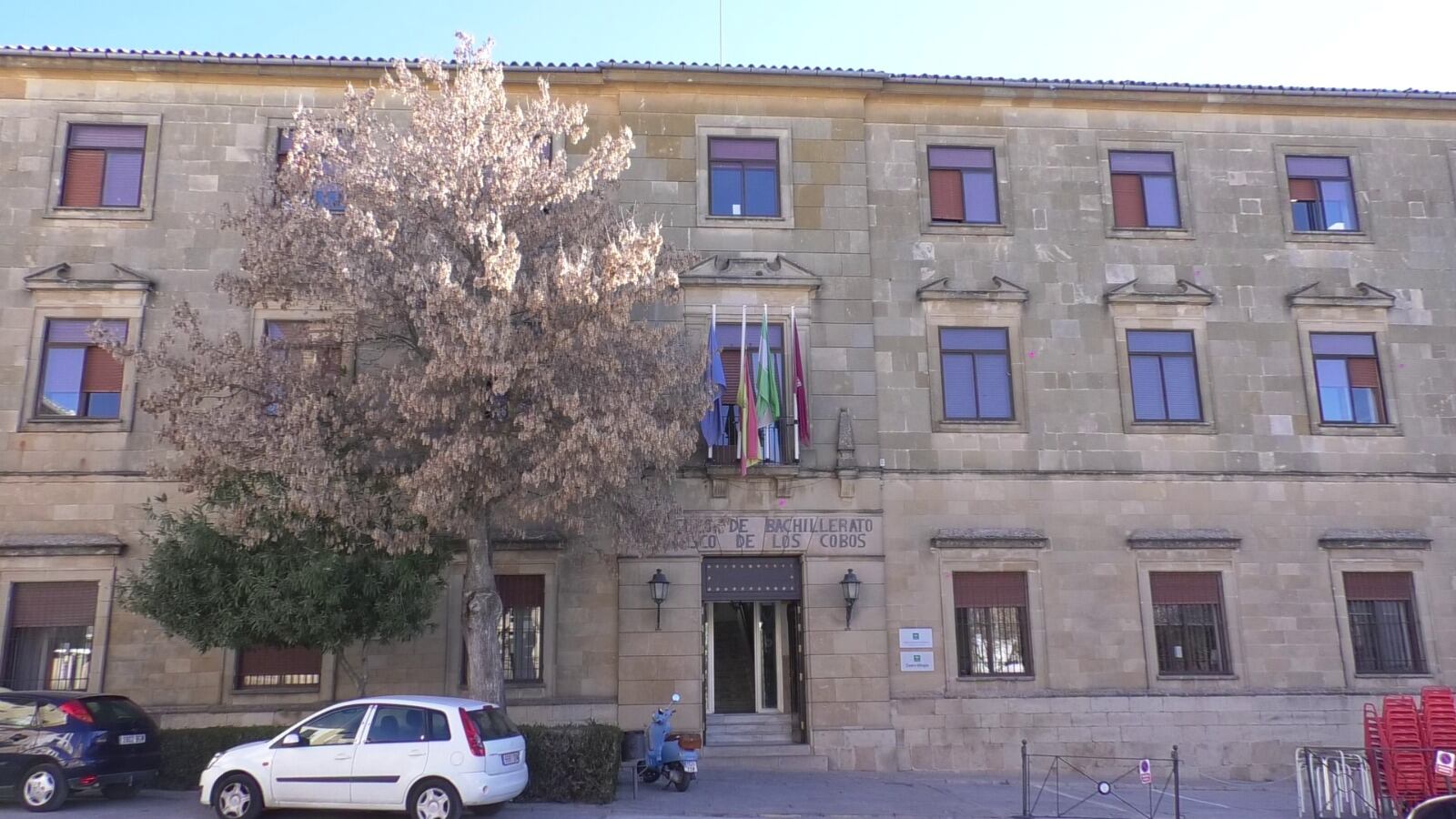 Fachada del edificio principal del IES Francisco de los Cobos, en Úbeda