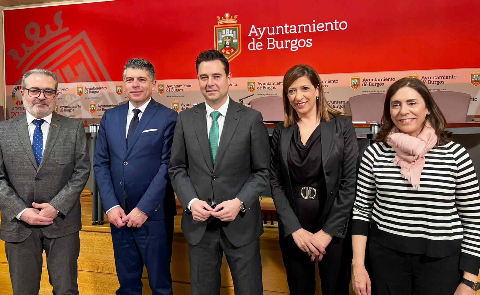 Todos los portavoces del Ayuntamiento de Burgos, menos el Partido Popular, han arropado al alcalde De la Rosa, en su exposición de lo realizado en la sede de la Unión Europea