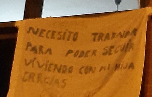 Pancarta colgada en el balcón de su casa