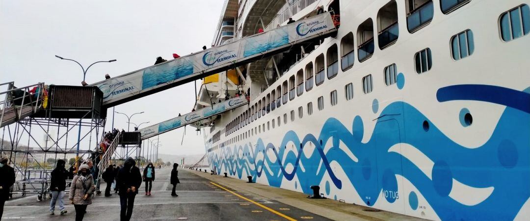 Crucero atracado en el puerto de A Coruña