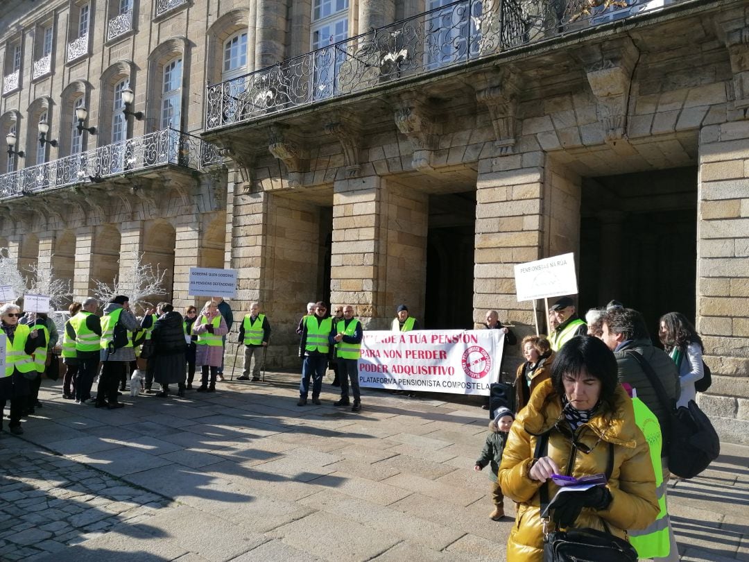 Los Pensionistas de Compostela, en una de sus protestas semanales, delante del Pazo de Raxoi