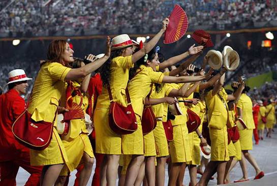 Las desportistas de la delegación española saludan a las cámaras españolas.