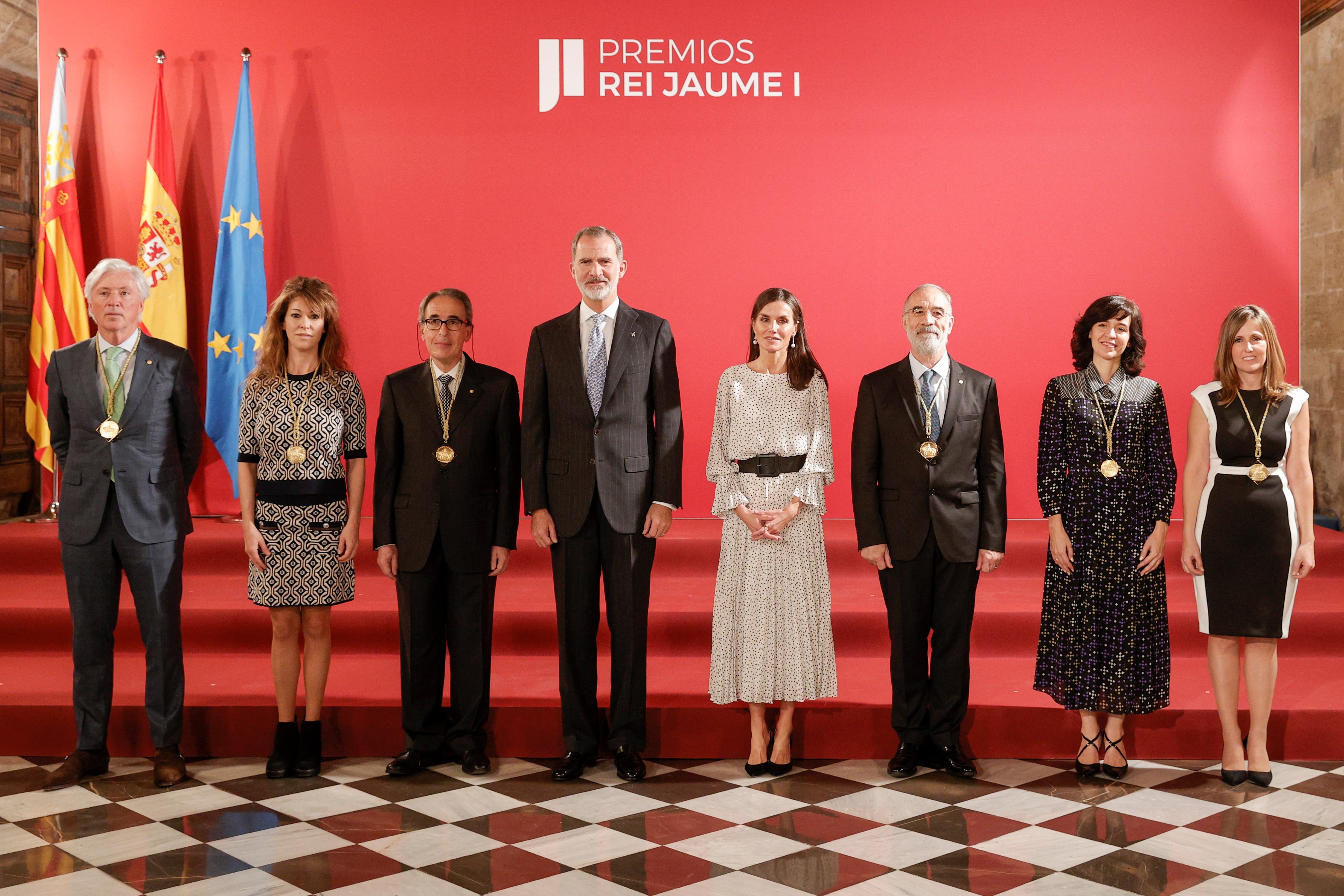 Los reyes, Felipe y Letizia, durante la foto de familia con los premios Jaume I 2022, de I a D,, Antonio Maria de Lacy Fortuny, ( Investigación Médica), Marta Reyna ( Economía), Jesus Maria Sanz Serna (Investigación Básica), Emilio Chuvieco Saliner ( Protección del Medio Ambiente), Monserrat Calleja Gómez ( Nuevas Tecnologías)y Angela Pérez Pérez (Premio al Emprendedor)