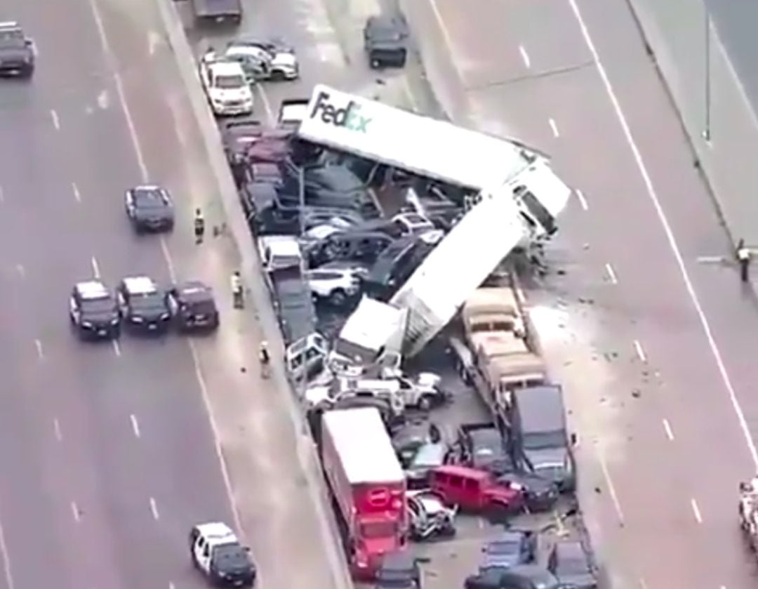 Un accidente en cadena entre 133 vehículos en Texas deja seis muertos.