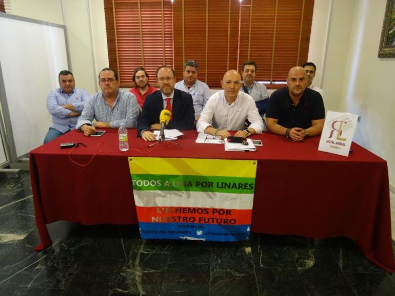 Algunos de los portavoces de la Plataforma &quot;Todos a una por Linares&quot;