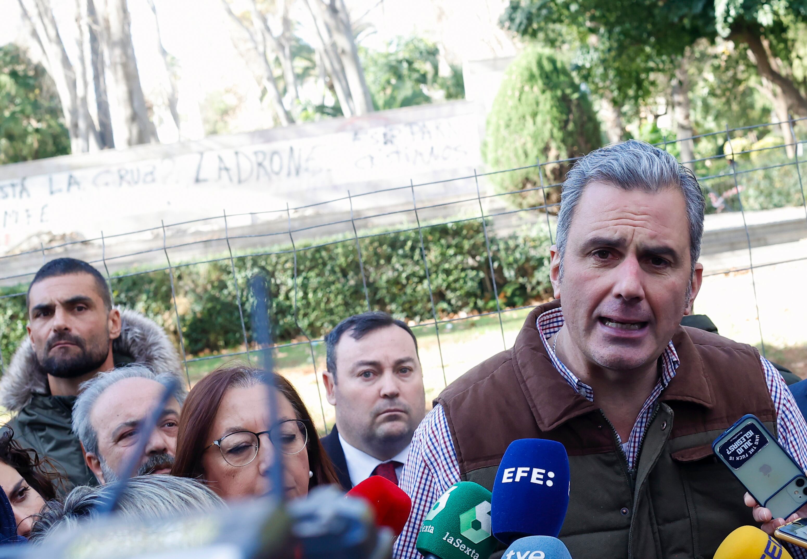 GRAFCVA819. CASTELLÓN DE LA PLANA, 18/01/2023.- El vicepresidente de Vox, Javier Ortega Smith, atiende a los medios tras visitar la zona que albergaba el monumento de Castelló a los caídos en la Guerra Civil, retirado por el Ayuntamiento en cumplimiento de la ley de Memoria Histórica. EFE/Angel Domenech