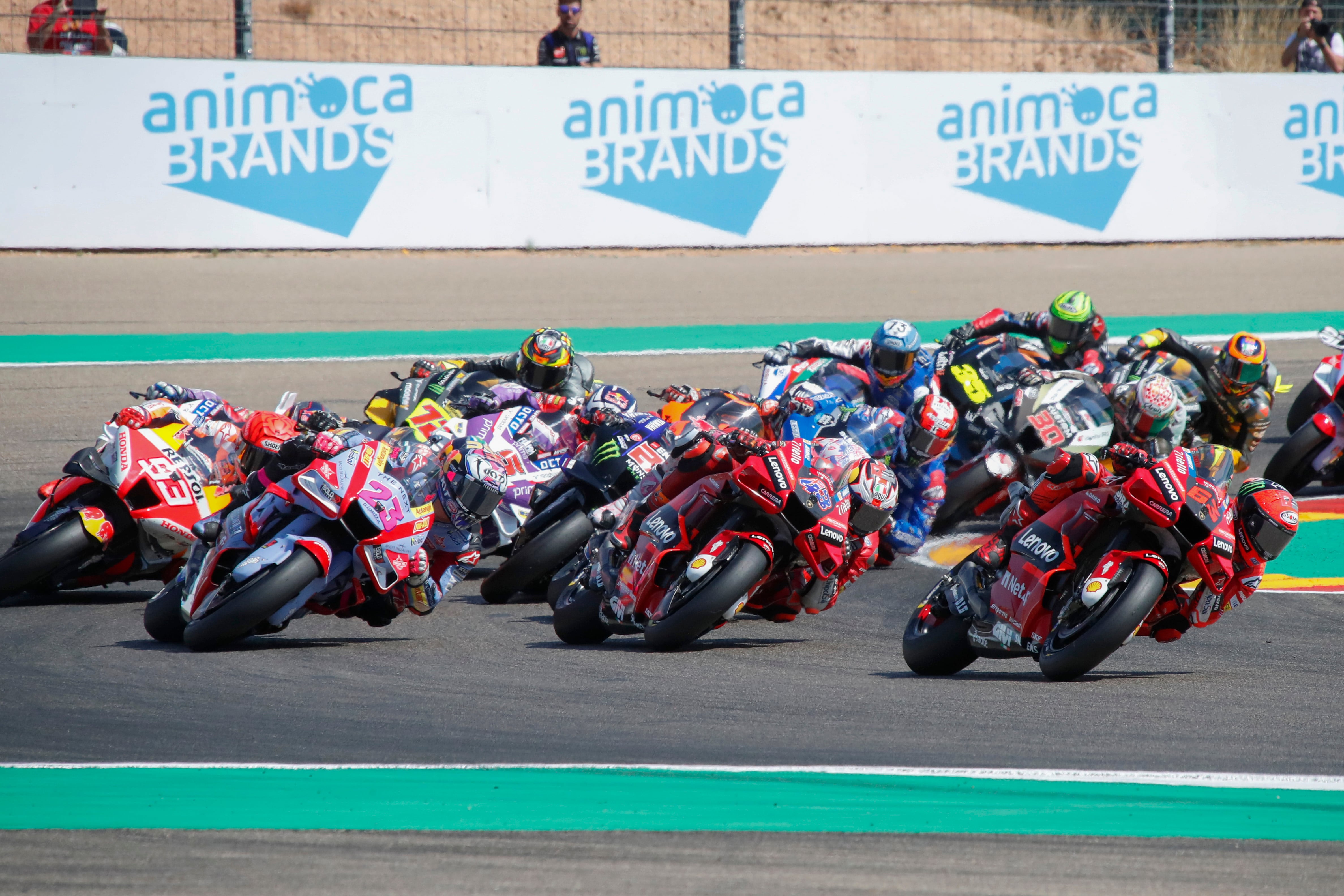 ALCAÑIZ (TERUEL), 18/09/2022.- Vista general del comienzo de la carrera de MotoGP del Gran Premio Animoca Brands de Aragón, disputado en el circuito turolense de de Motorland Alcañiz. EFE/Javier Cebollada