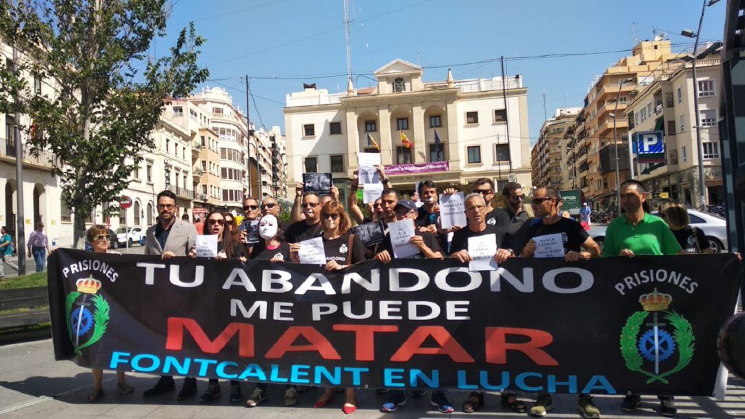 Miembros de la asociación frente a la Subdelegación del Gobierno en Alicante