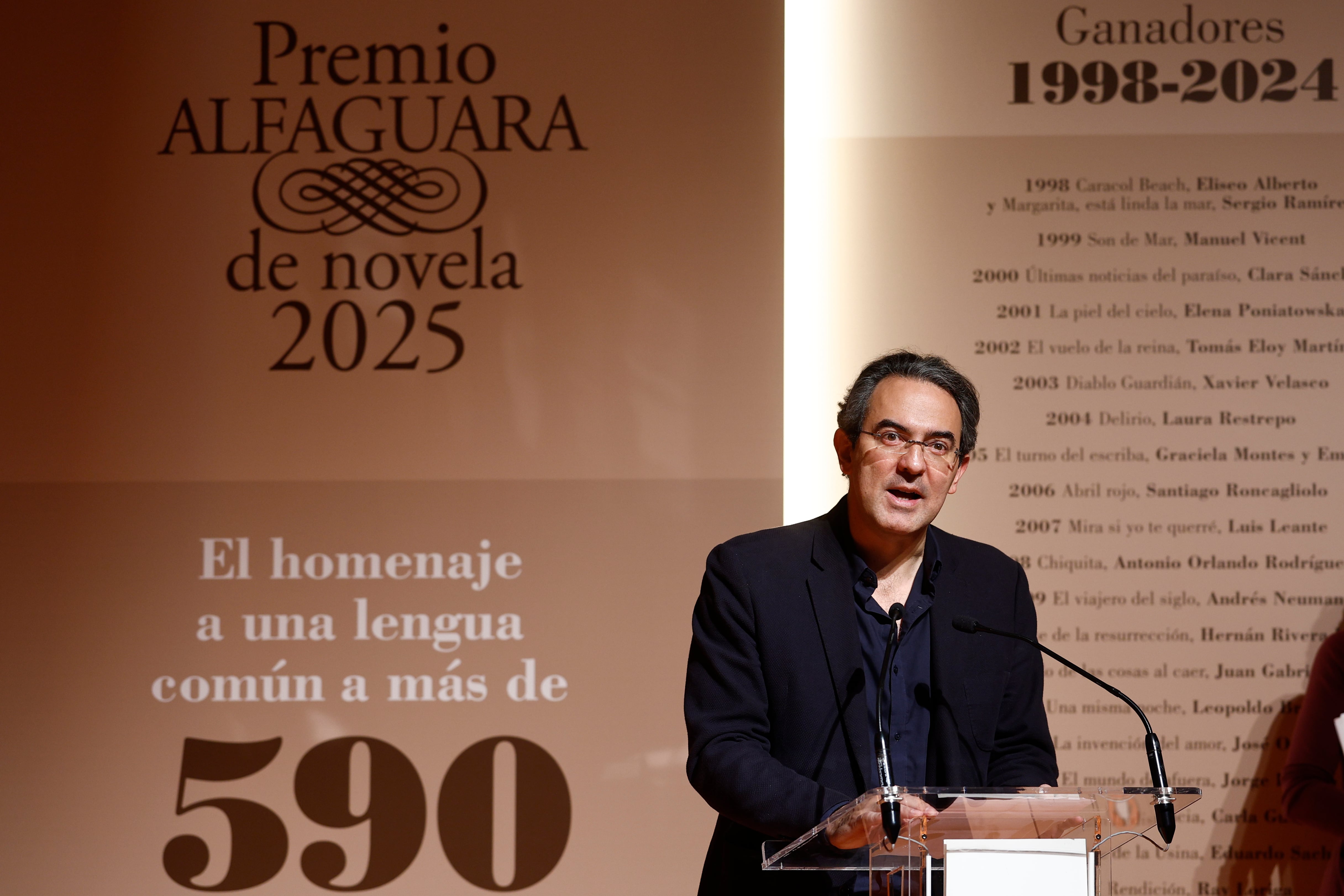 MADRID, 23/01/2025.- El escritor colombiano Juan Gabriel Vásquez interviene en el acto en el que un jurado que él preside falla la XXVIII edición del Premio Alfaguara de Novela, uno de los más importantes para una obra inédita en español, este jueves en el Círculo de Bellas Artes, en Madrid. EFE/ Rodrigo Jiménez
