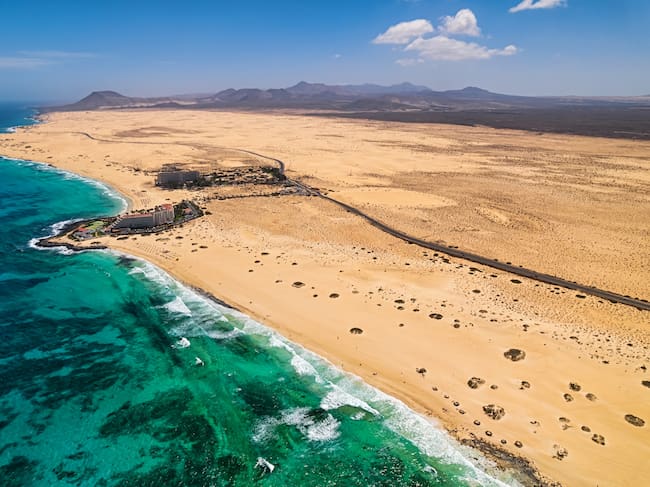 El Hotel Riu Tres Islas, construido sobre las dunas de Corralejo