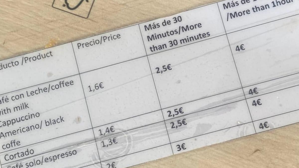 Cobrar el cafè en funció de l'estona que t'hi estàs: la història d'un bar de la Barceloneta que no vol ser "de guiris"