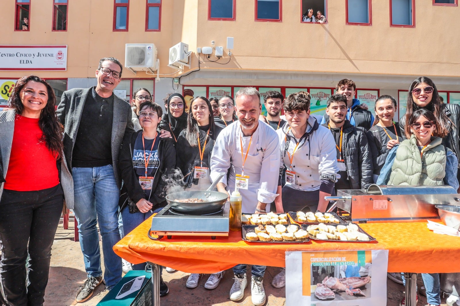 Alumnos que han acudido al Baúl del Estudio y Empleo, junto con diferentes cargos del Ayuntamiento